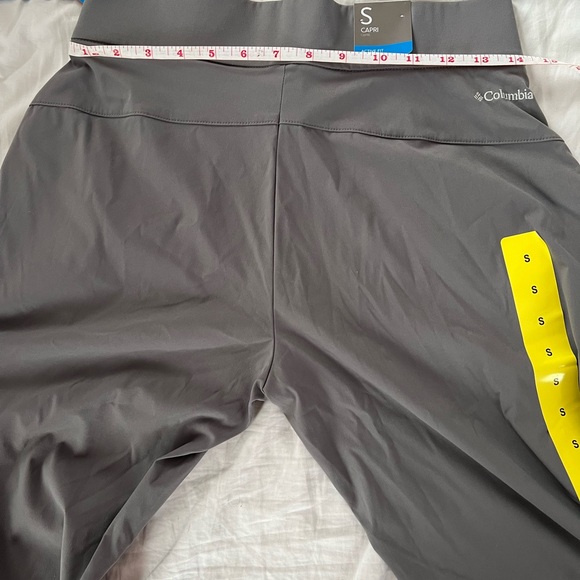 NWT: COLUMBIA Active Fit Stretchy Woman Capri Pants. S/P. Evergreen Fog Gray. - Picture 5 of 15